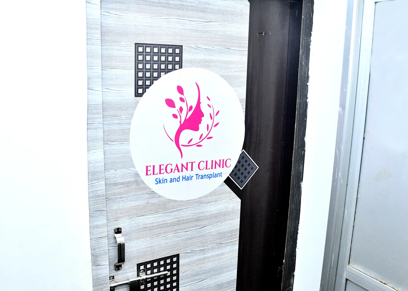 Modern procedure room at Elegant Clinic